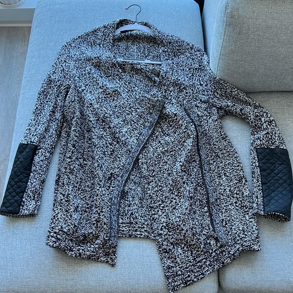 H&M black white zip asymmetrical cardigan. Size XS - Picture 7 of 7